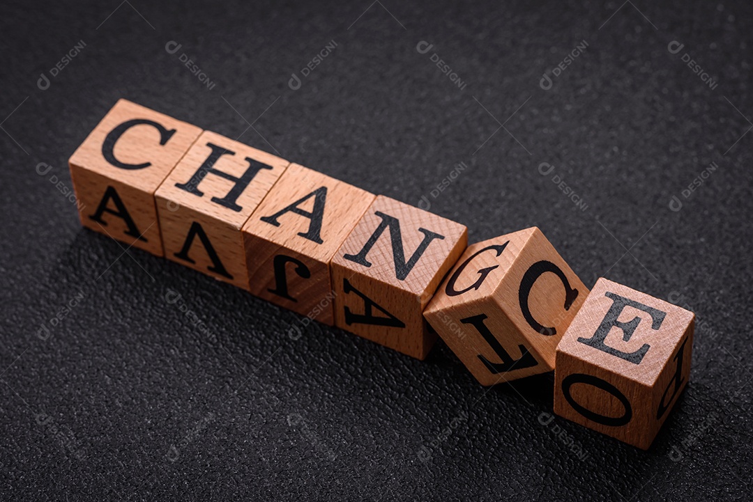 A inscrição muda ou muda com cubos de madeira sobre um fundo escuro de concreto. Pode ser usado como parte de sua composição