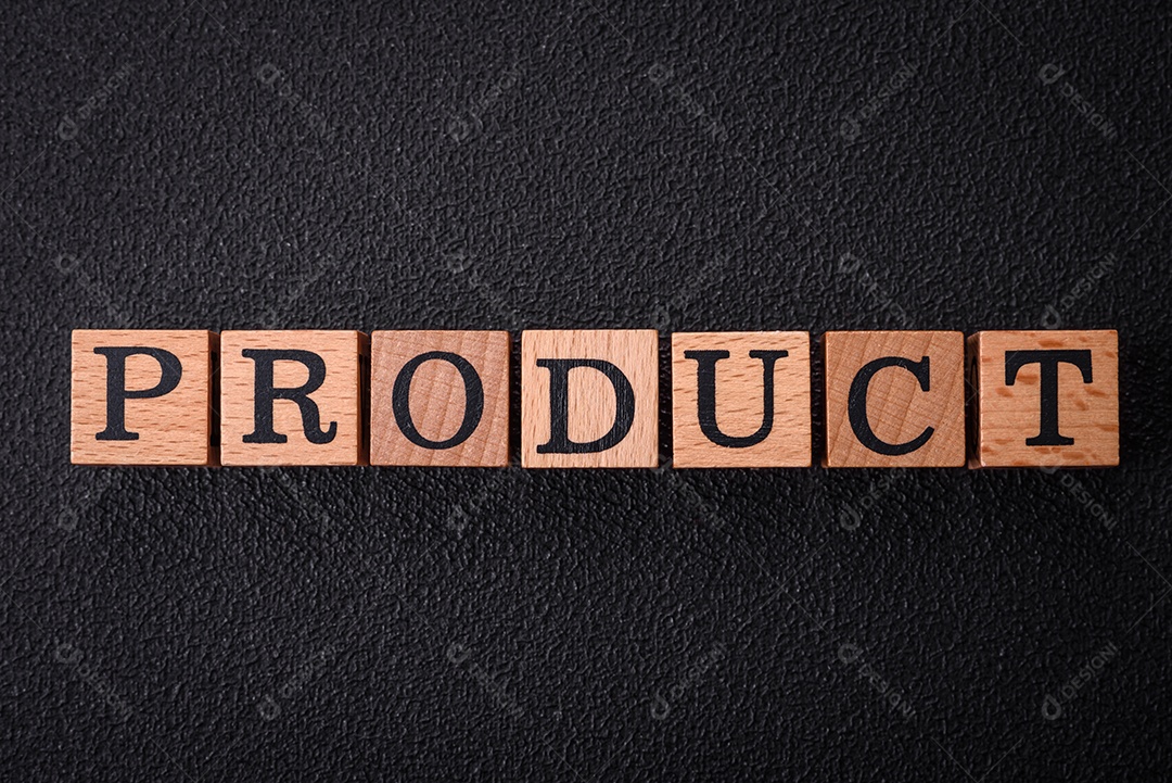 O produto de inscrição com cubos de madeira sobre um fundo escuro de concreto. Pode ser usado como parte de sua composição