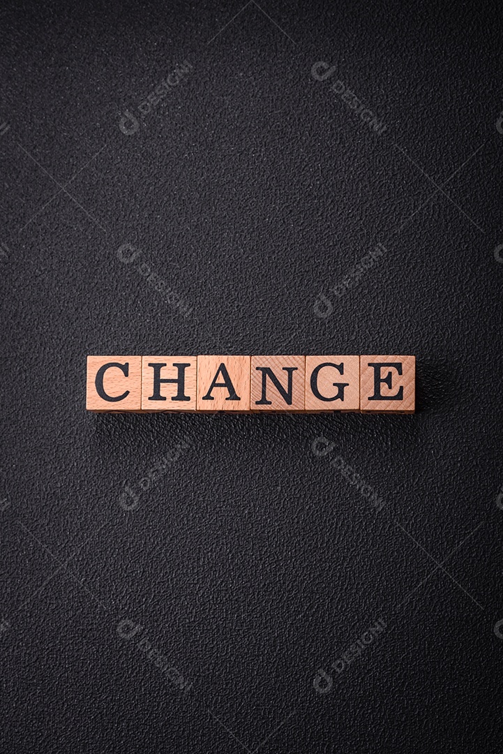 A inscrição muda ou muda com cubos de madeira sobre um fundo escuro de concreto. Pode ser usado como parte de sua composição