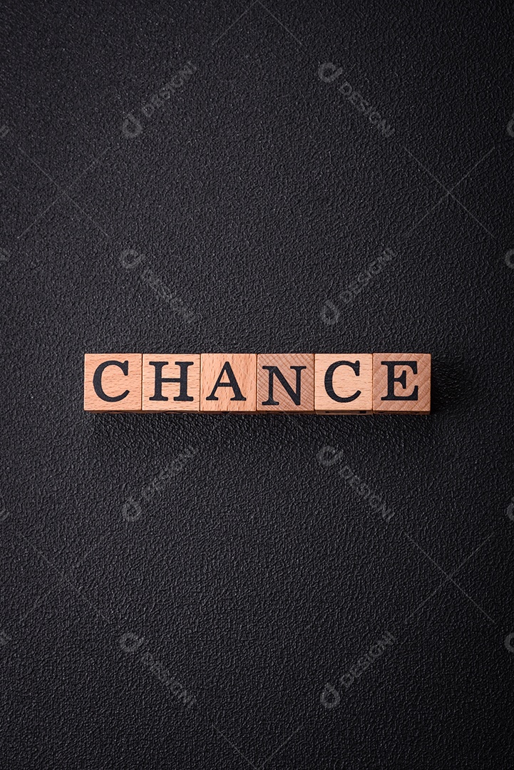 A inscrição muda ou muda com cubos de madeira sobre um fundo escuro de concreto. Pode ser usado como parte de sua composição