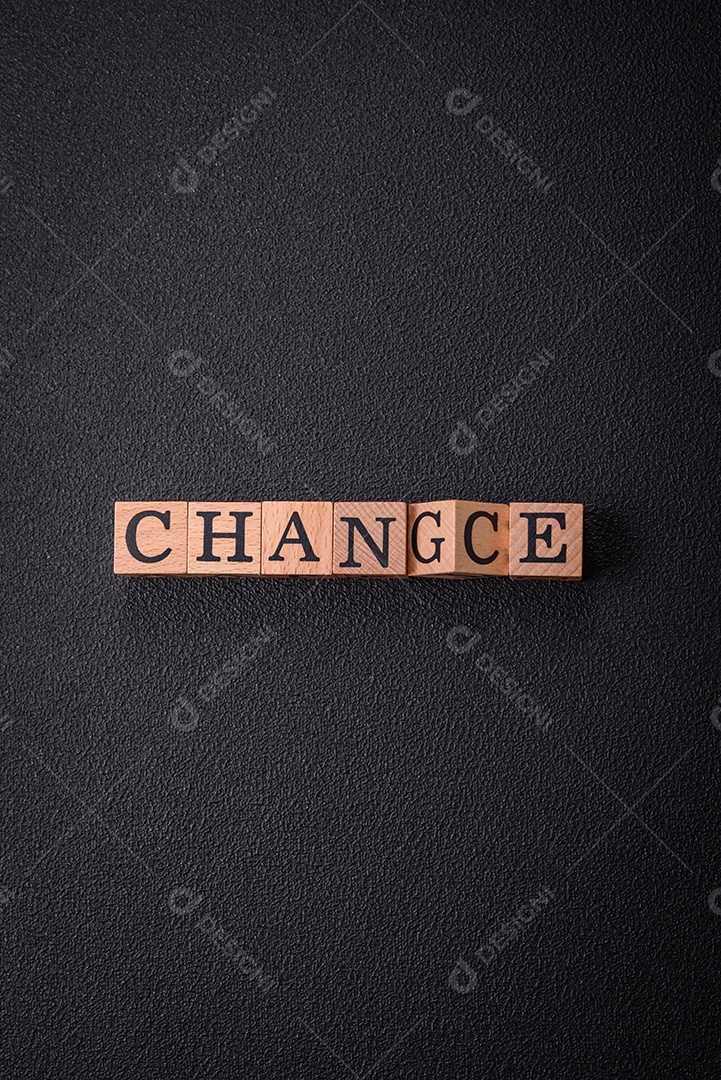 A inscrição muda ou muda com cubos de madeira sobre um fundo escuro de concreto. Pode ser usado como parte de sua composição