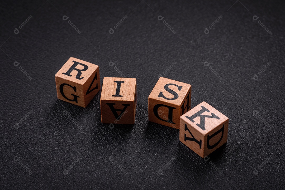 O risco de inscrição com cubos de madeira sobre um fundo escuro de concreto. Pode ser usado como parte de sua composição