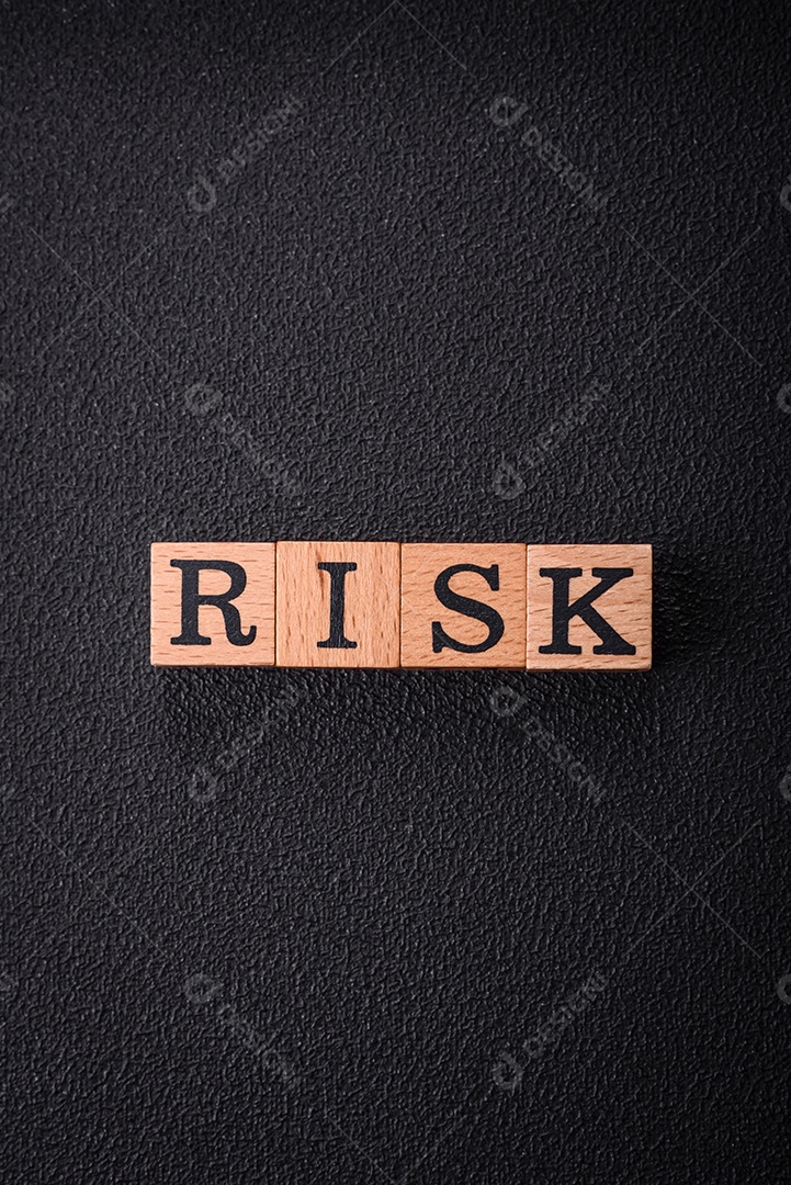 O risco de inscrição com cubos de madeira sobre um fundo escuro de concreto. Pode ser usado como parte de sua composição