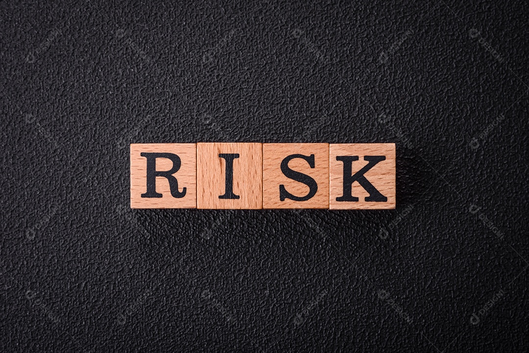 O risco de inscrição com cubos de madeira sobre um fundo escuro de concreto. Pode ser usado como parte de sua composição