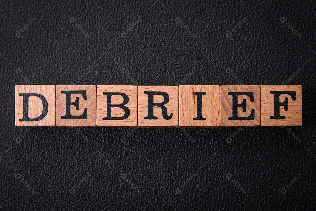 A inscrição se resume em cubos de madeira sobre um fundo escuro de concreto. Pode ser usado como parte de sua composição