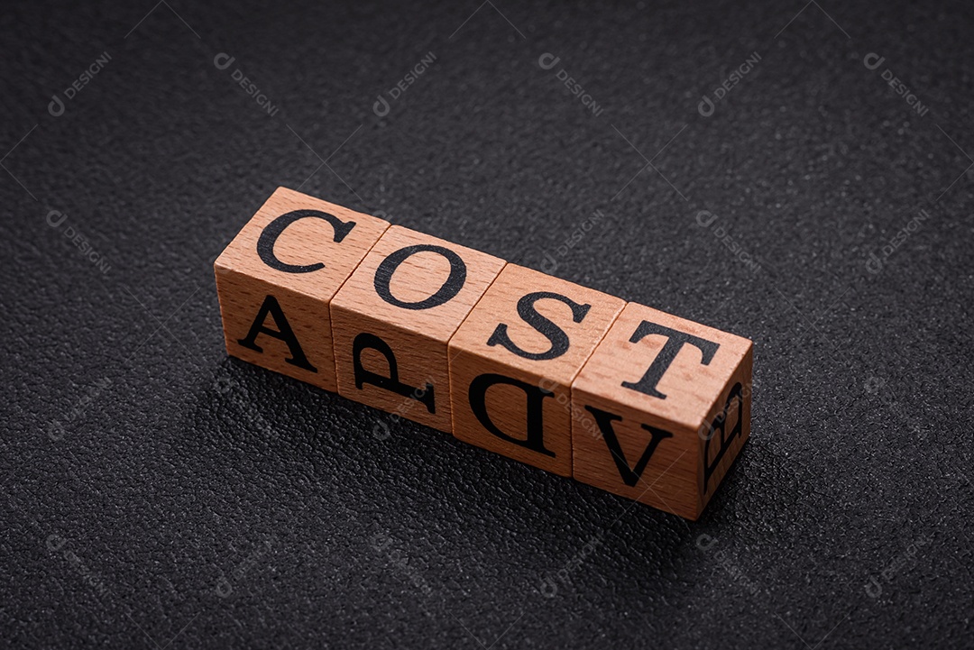 A inscrição custou em cubos de madeira sobre fundo escuro de concreto. Pode ser usado como parte de sua composição