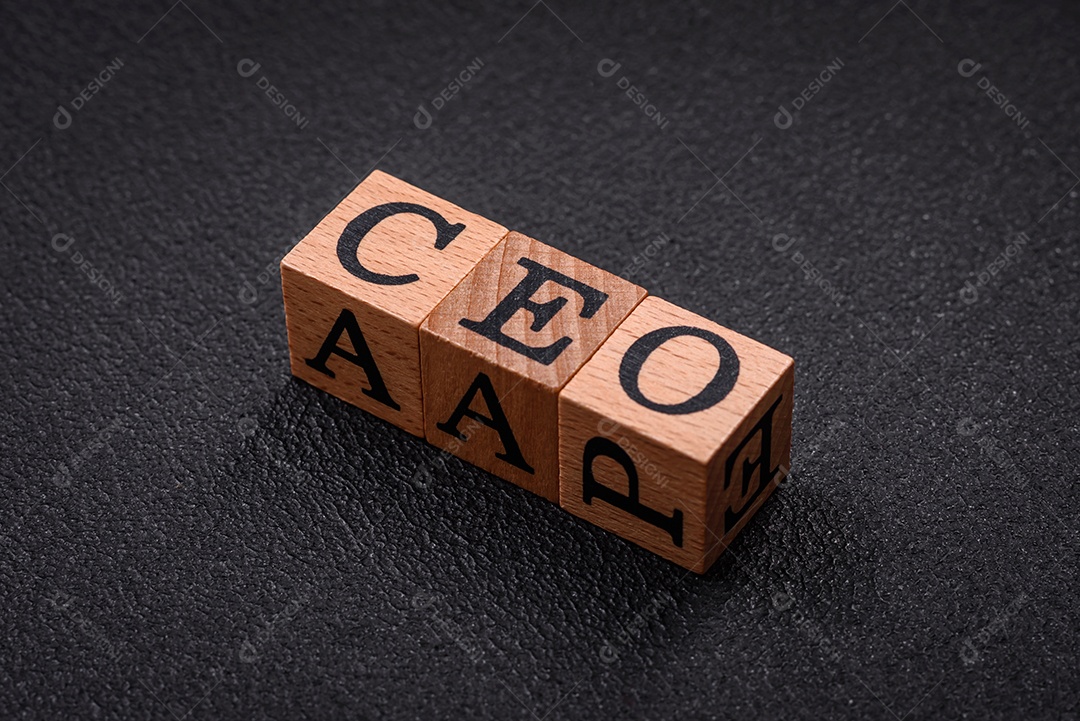 A inscrição ceo em cubos de madeira sobre um fundo escuro de concreto. Pode ser usado como parte de sua composição