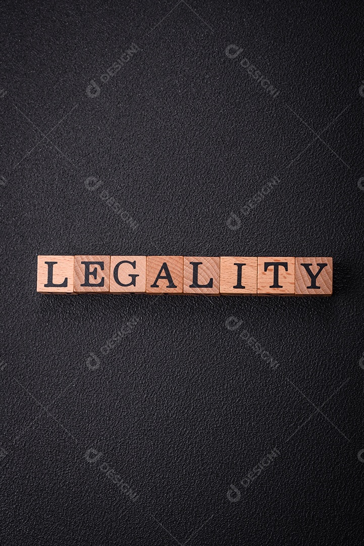A legalidade da inscrição em cubos de madeira sobre um fundo escuro de concreto. Pode ser usado como parte de sua composição