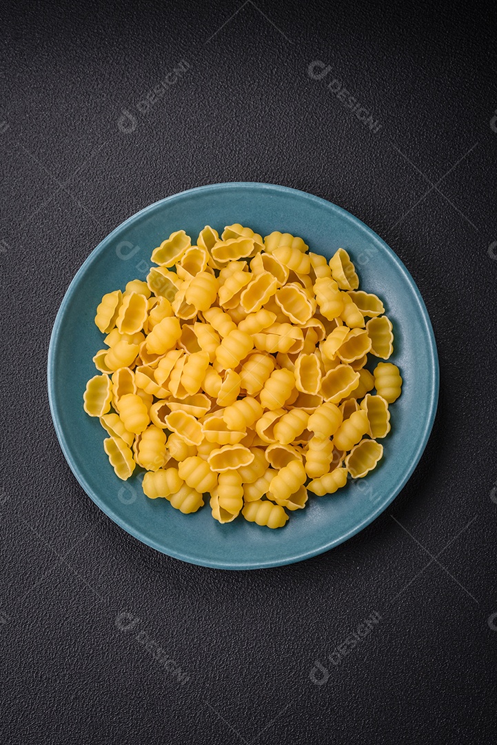 Massa de nhoque de trigo duro cru com sal e especiarias