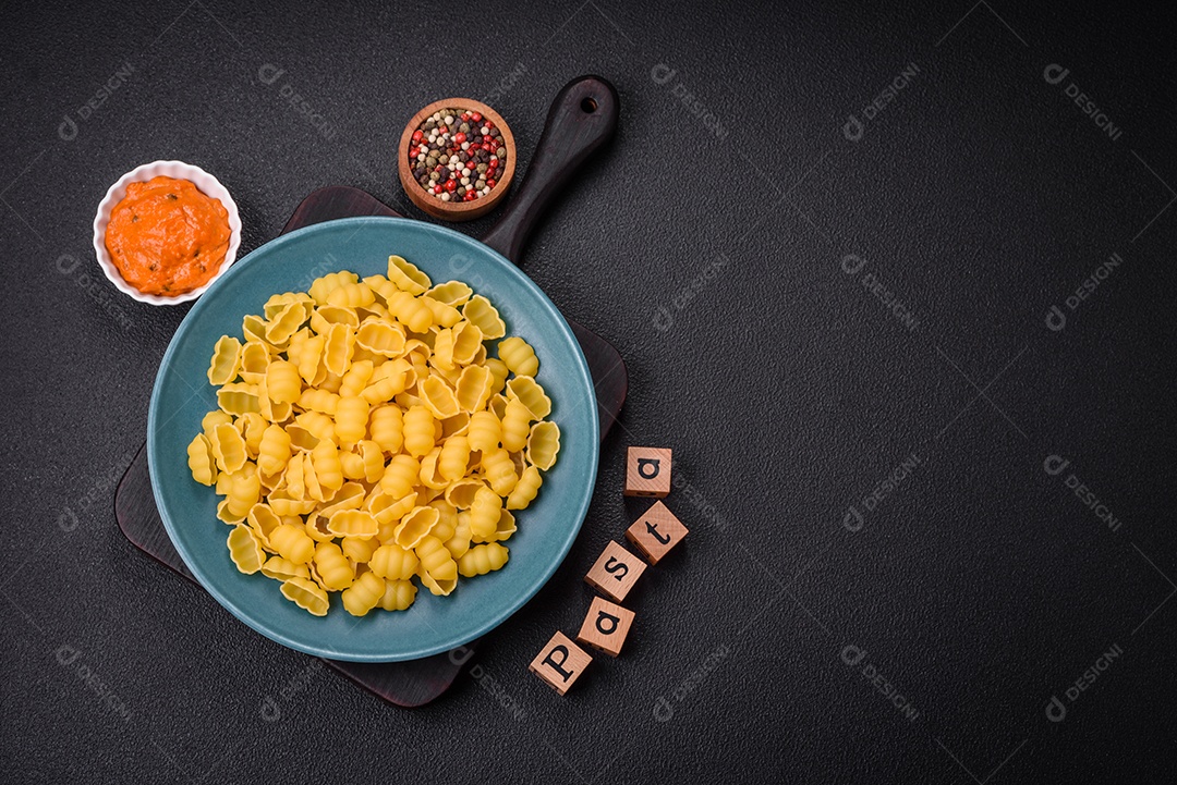 Massa de nhoque de trigo duro cru com sal e especiarias