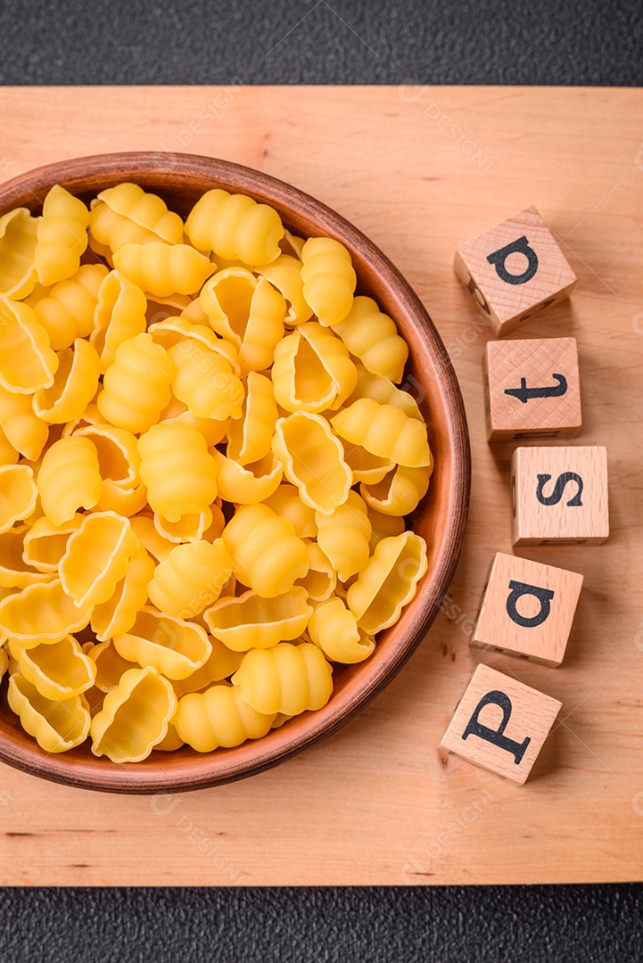 Massa de nhoque de trigo duro cru com sal e especiarias