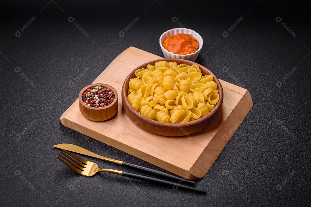 Massa de nhoque de trigo duro cru com sal e especiarias em uma placa de cerâmica