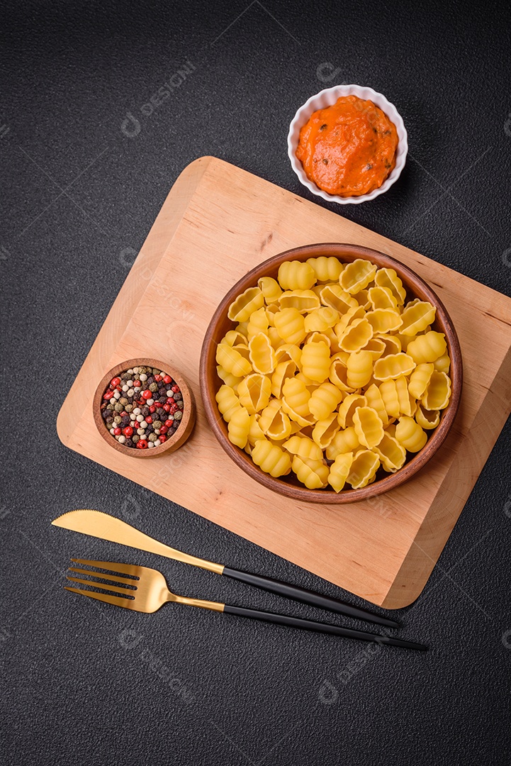 Massa de nhoque de trigo duro cru com sal e especiarias em uma placa de cerâmica