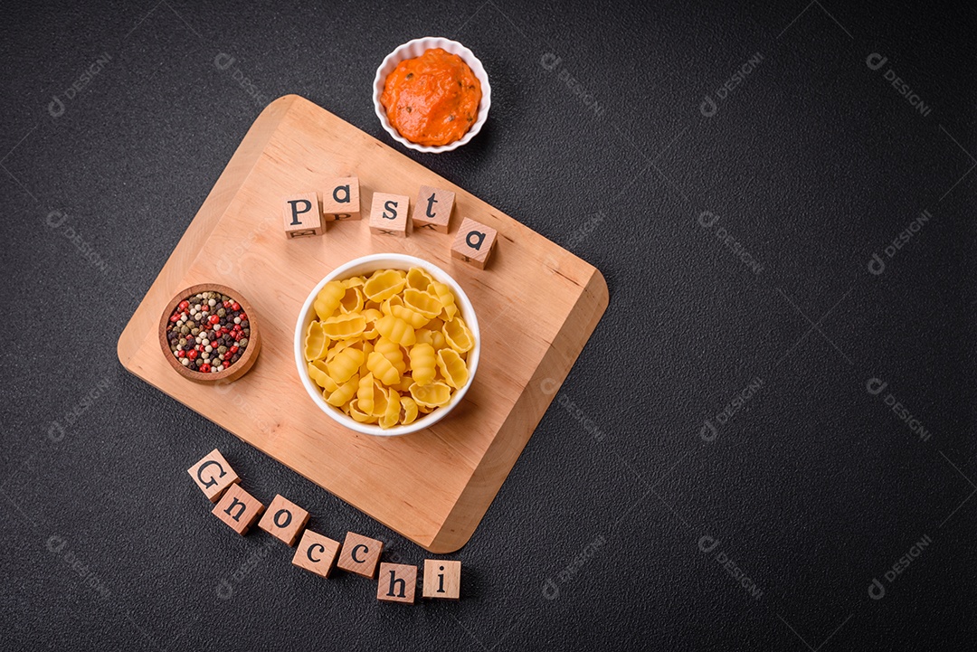 Massa de nhoque de trigo duro cru com sal e especiarias em uma placa de cerâmica