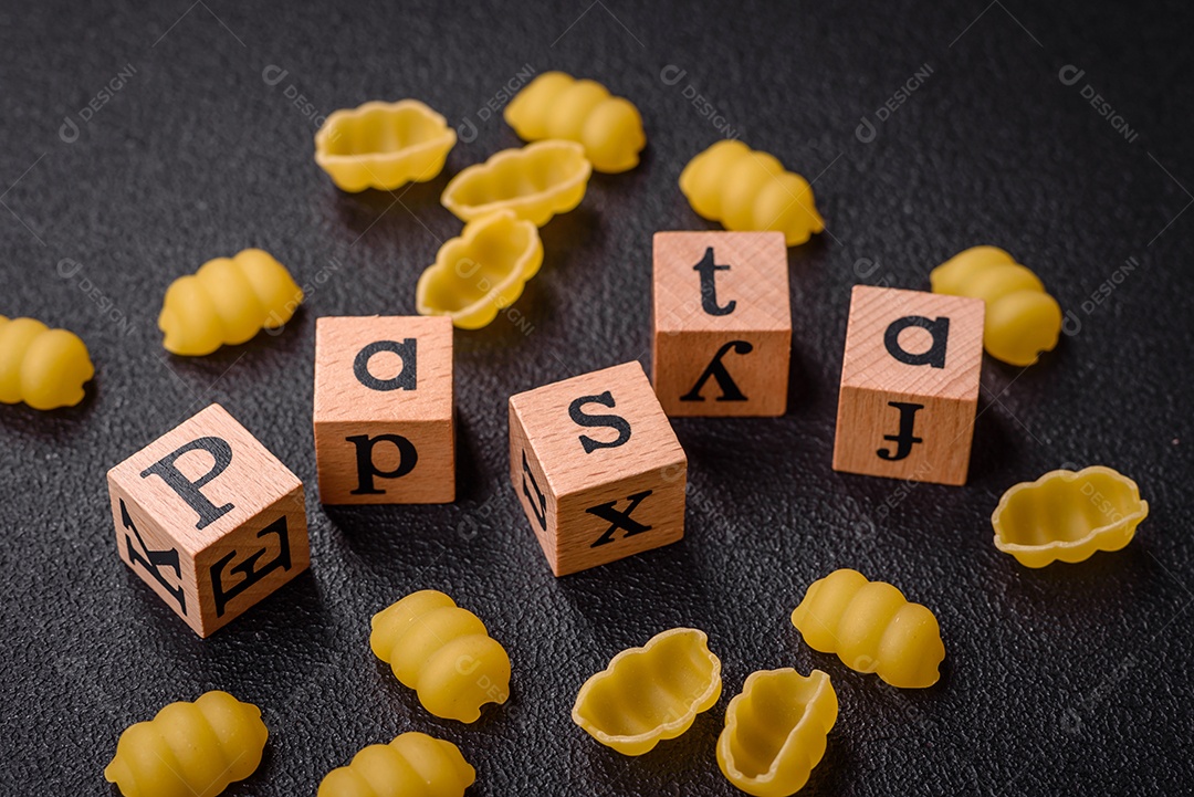 Massa de nhoque de trigo duro cru com sal e especiarias em um cerami