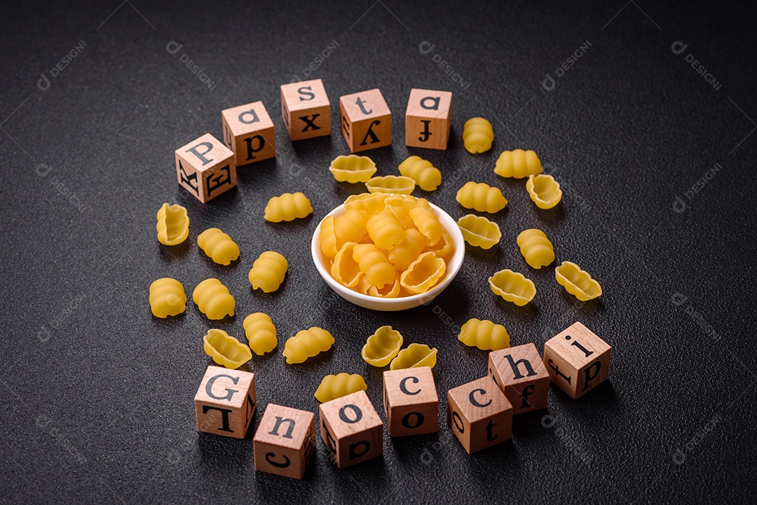 Massa de nhoque de trigo duro cru com sal e especiarias em um cerami