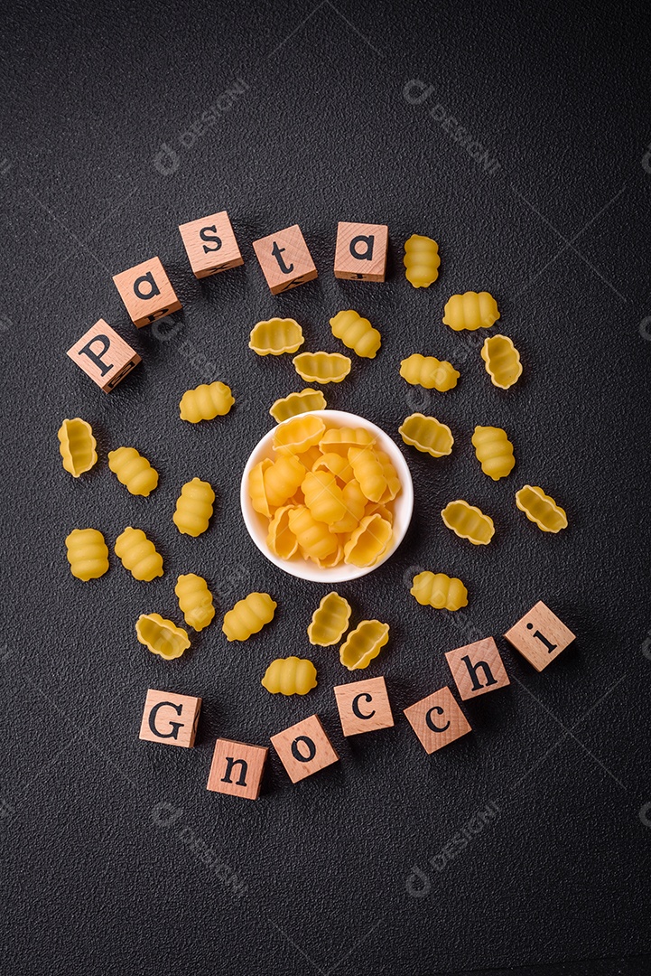 Massa de nhoque de trigo duro cru com sal e especiarias em um cerami