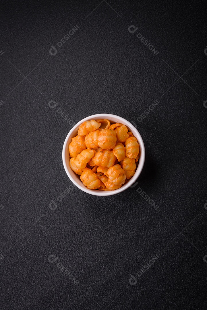 Deliciosa massa fresca com molho pesto, sal, especiarias e ervas