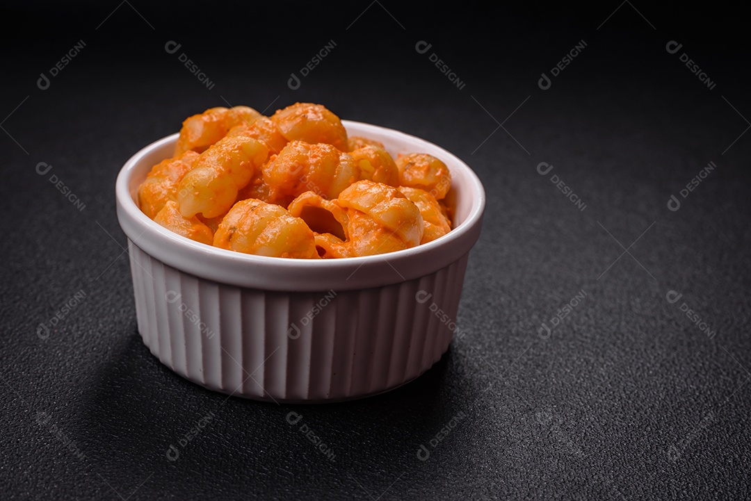 Deliciosa massa fresca com molho pesto, sal, especiarias e ervas