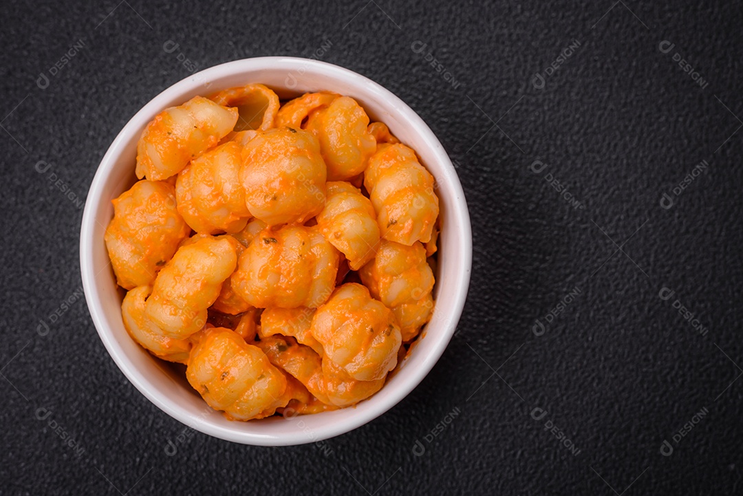 Deliciosa massa fresca com molho pesto, sal, especiarias