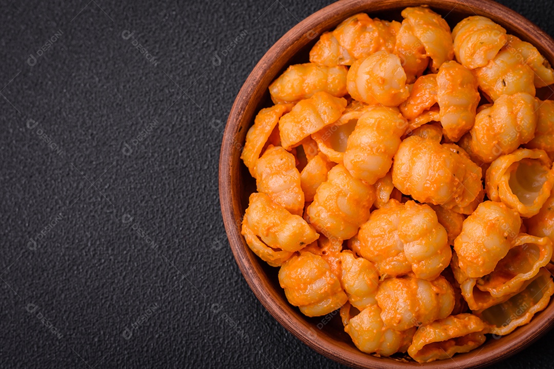 Deliciosa massa fresca com molho pesto, sal, especiarias e ervas