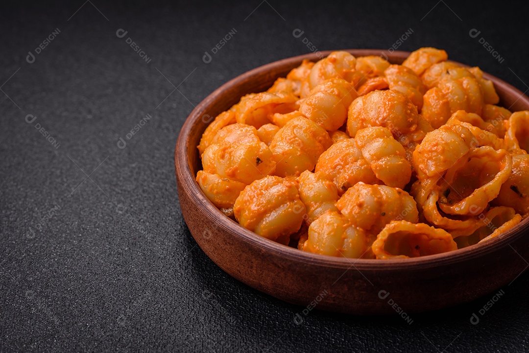 Deliciosa massa fresca com molho pesto, sal, especiarias e ervas