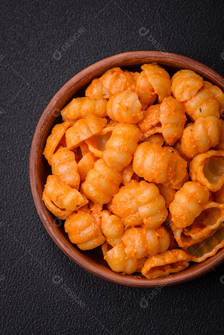 Deliciosa massa fresca com molho pesto, sal, especiarias e ervas