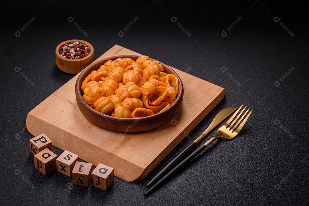 Deliciosa massa fresca com molho pesto, sal, especiarias e ervas