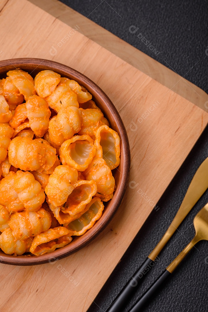 Deliciosa massa fresca com molho pesto, sal, especiarias e ervas