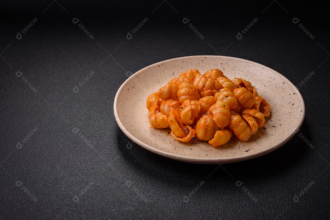 Deliciosa massa fresca com molho pesto, sal, especiarias e ervas