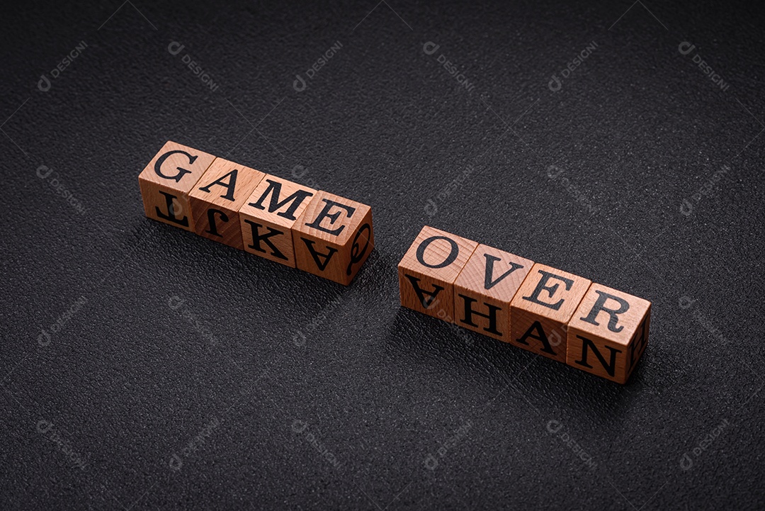 O jogo de inscrição acabou em cubos de madeira sobre um fundo escuro de concreto.