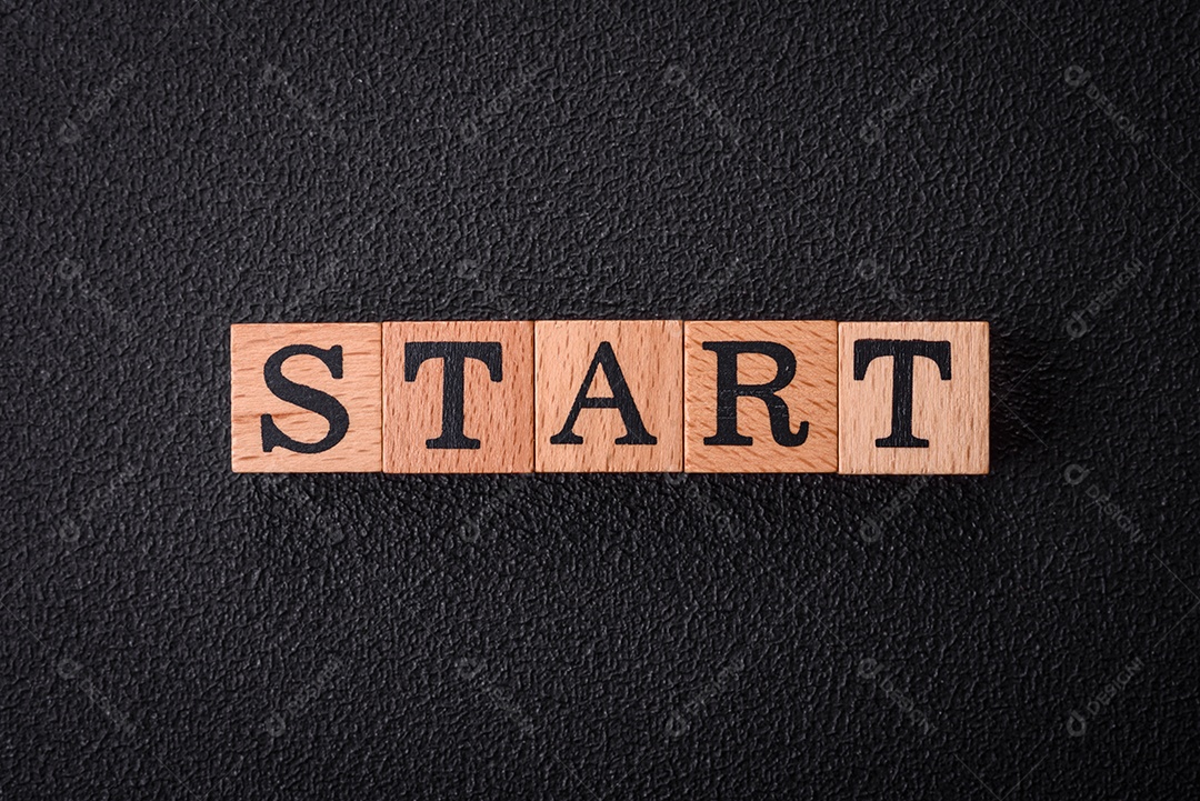 A inscrição começa em cubos de madeira sobre um fundo escuro de concreto.