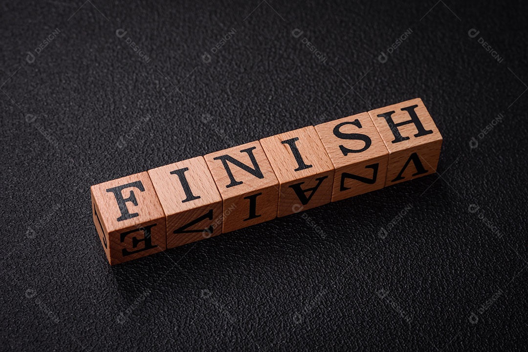 A inscrição termina em cubos de madeira sobre fundo escuro de concreto.