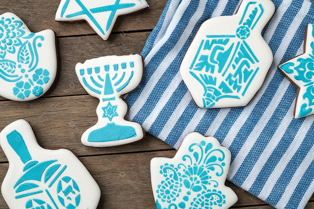 Biscoitos de gengibre de Hanukkah sobre a mesa de madeira.