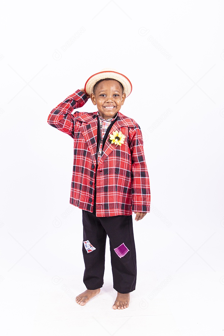 Garoto jovem usando roupas típicas de festas juninas