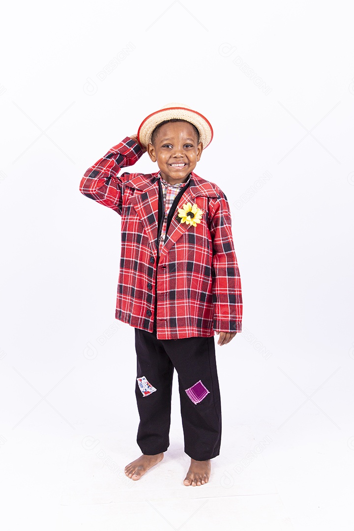 Garoto jovem usando roupas típicas de festas juninas