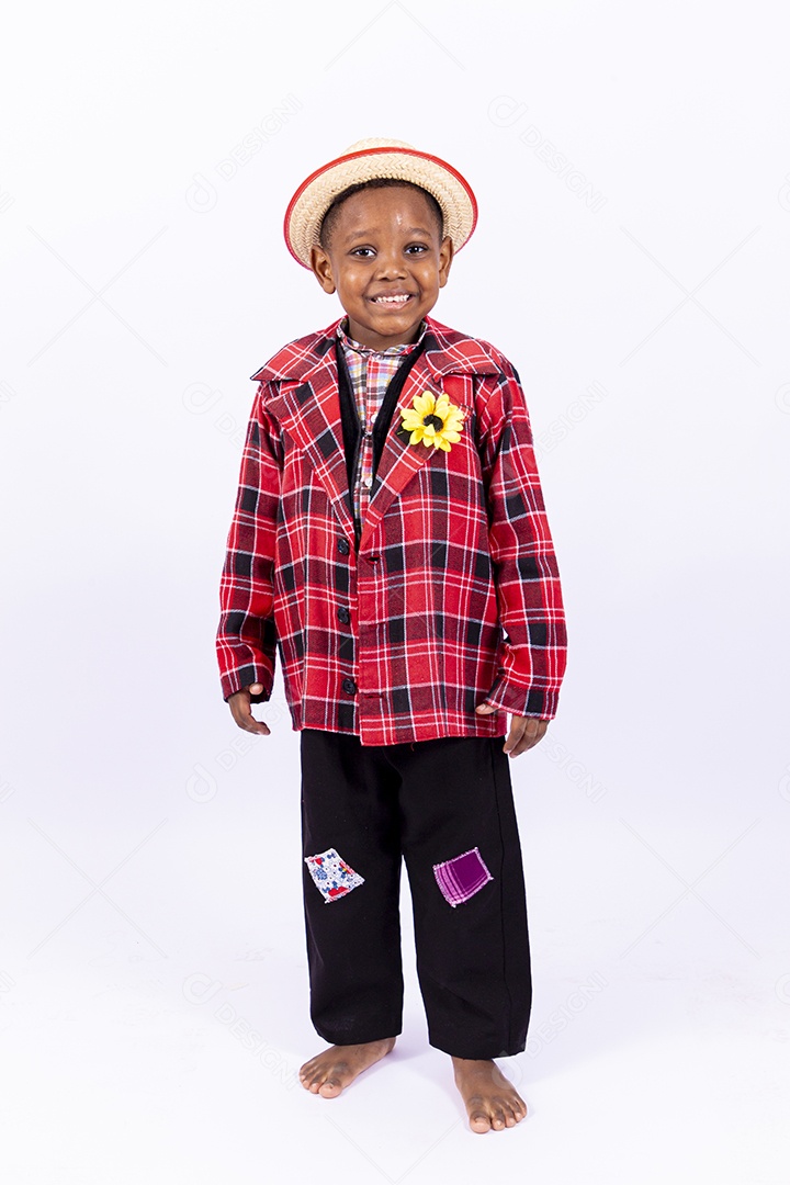Criança usando roupas típicas de festas juninas