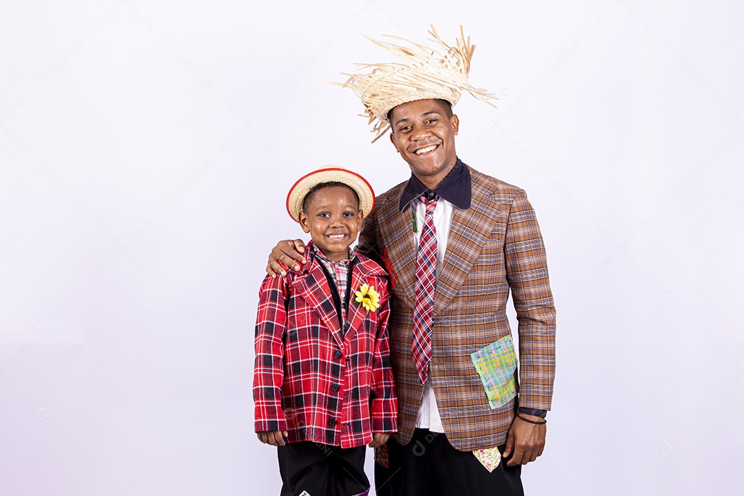 Homens jovens usando roupas típicas de festas juninas