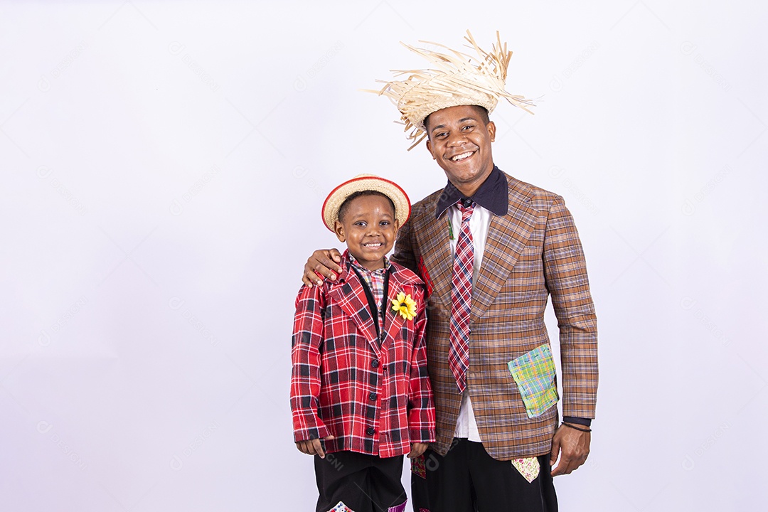 Homens jovens usando roupas típicas de festas juninas