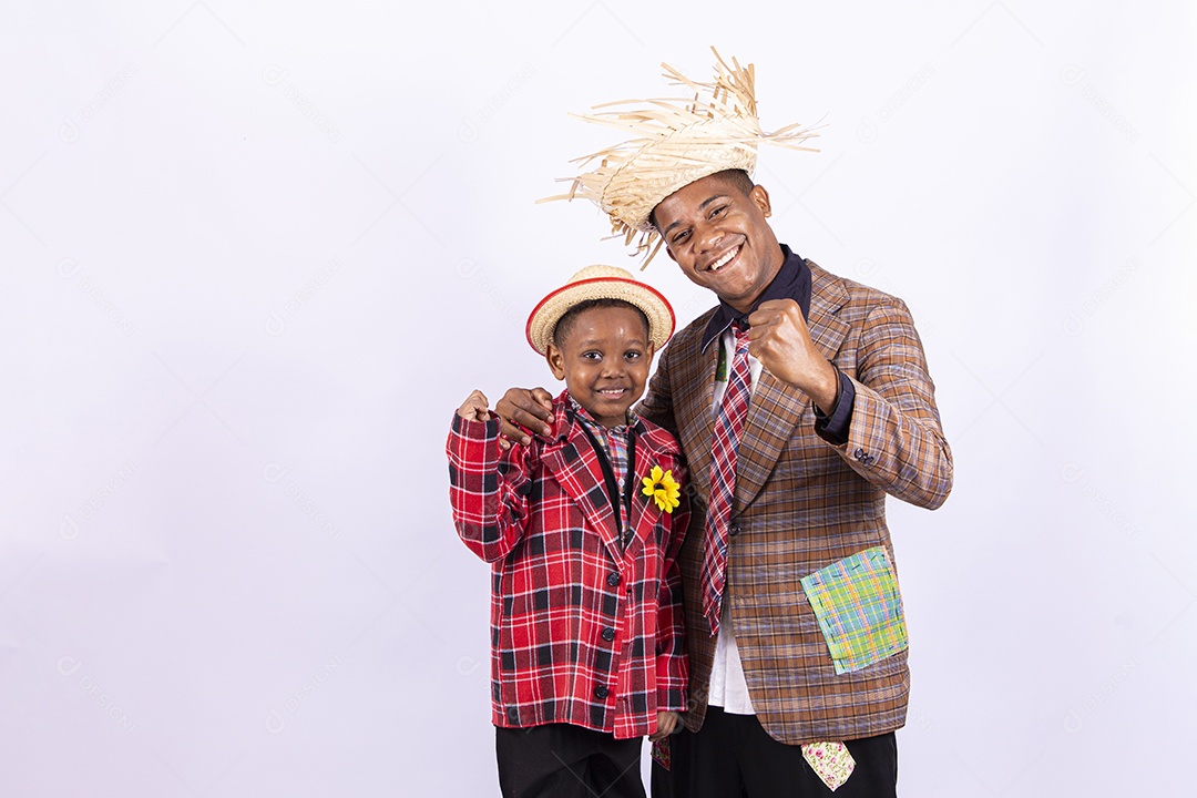 Homens jovens usando roupas típicas de festas juninas