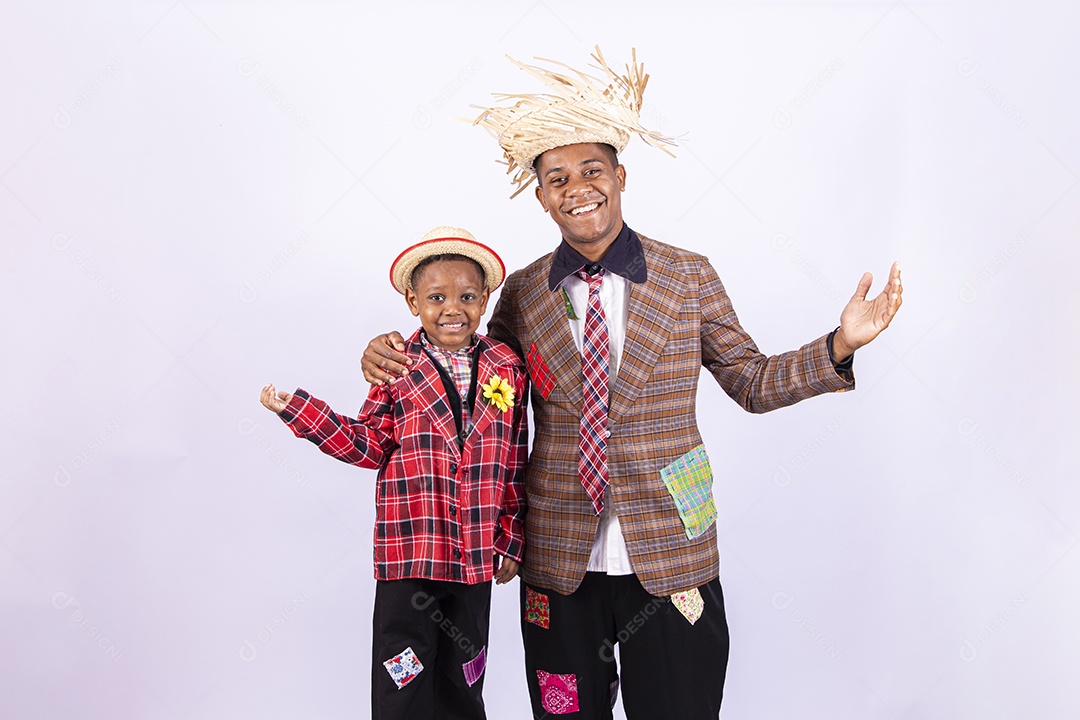 Homens jovens usando roupas típicas de festas juninas