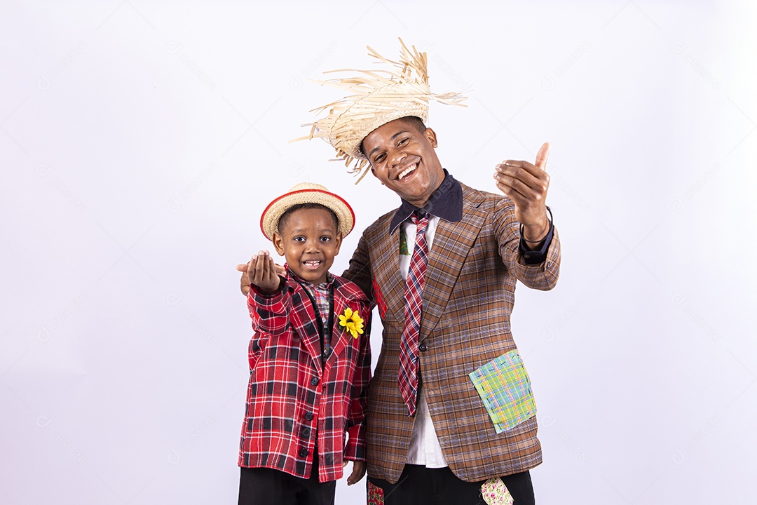 Homens jovens usando roupas típicas de festas juninas