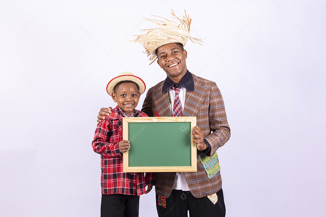 Homens jovens usando roupas típicas de festas juninas