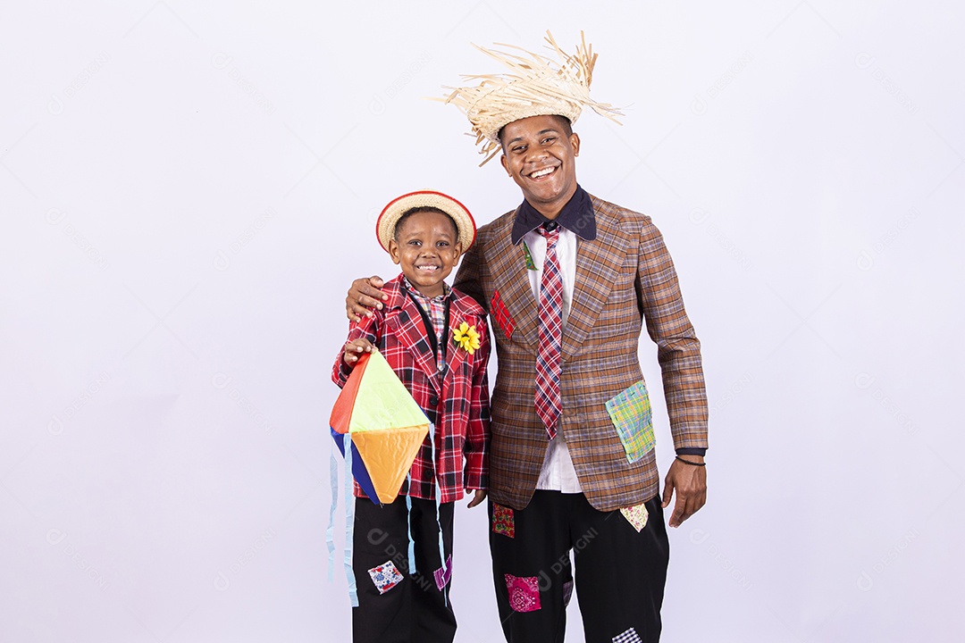 Homens jovens usando roupas típicas de festas juninas