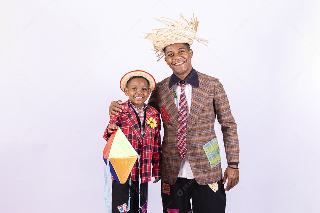 Homens jovens usando roupas típicas de festas juninas