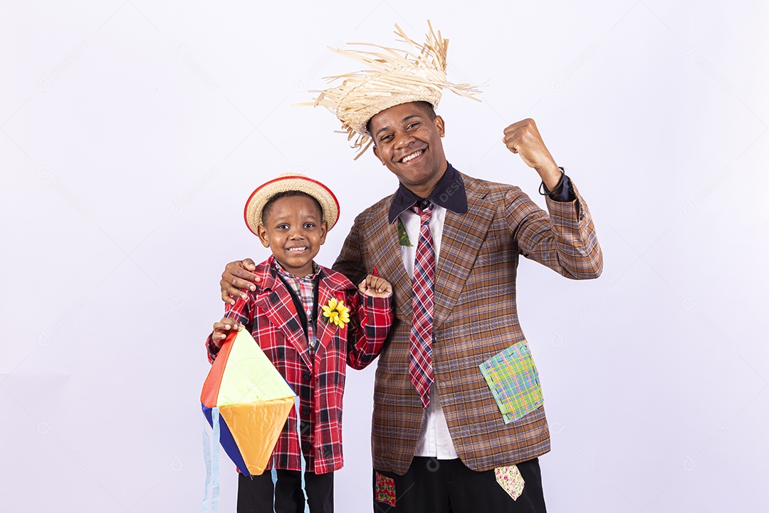 Homens jovens usando roupas típicas de festas juninas