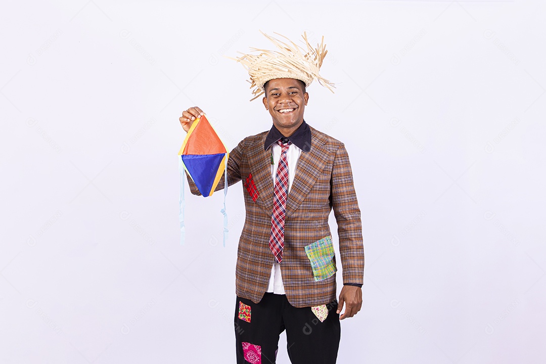 Homem jovem usando roupas típicas de festas juninas