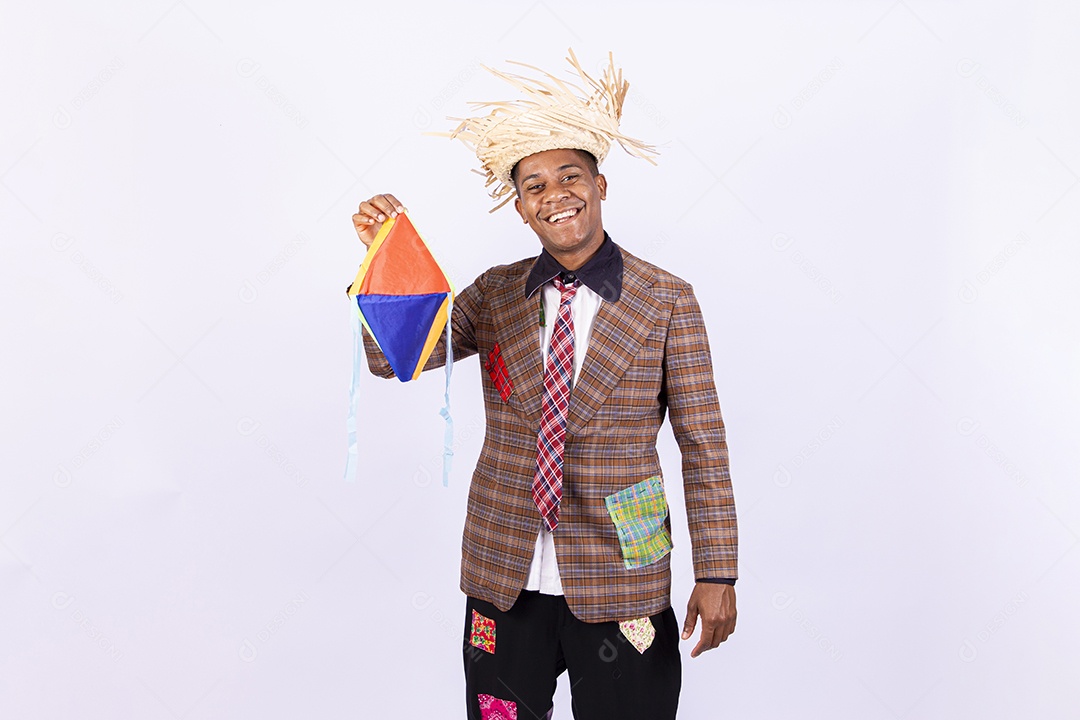 Homem jovem usando roupas típicas de festas juninas