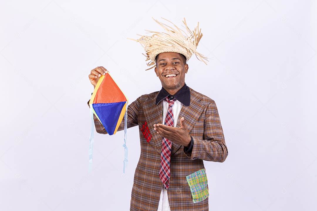 Homem jovem usando roupas típicas de festas juninas