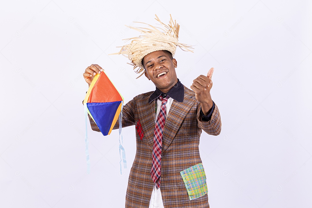 Homem jovem usando roupas típicas de festas juninas